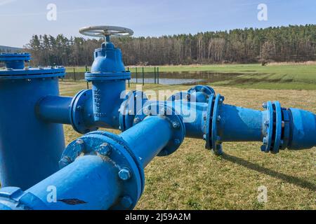 Raccordement de la source d'eau souterraine au système d'alimentation en eau du puplich en Franconie, en Bavière, en Allemagne Banque D'Images