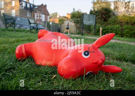 Un jouet gonflable pour enfant est jeté sur le sol à Ruskin Park, un espace vert du sud de Londres à Lambeth, le 21st avril 2022, à Londres, en Angleterre. Banque D'Images