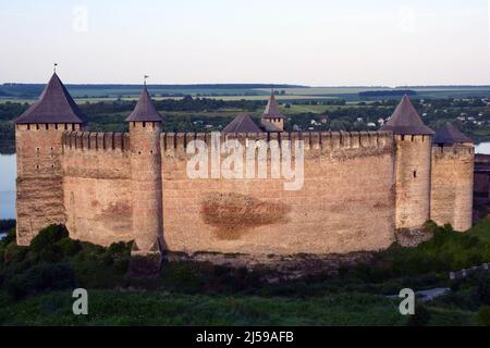 Forteresse médiévale en pierre avec plusieurs tours avec des remparts de forts murs. Et derrière elle des prairies et des forêts lointaines Banque D'Images