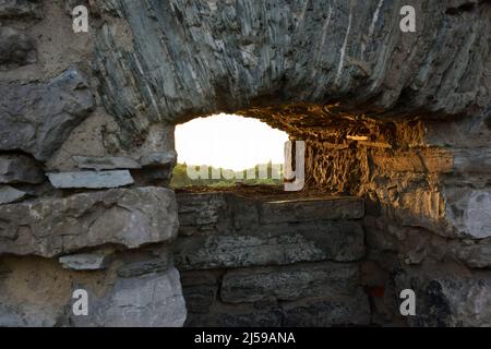 Embrasure d'une ancienne forteresse avec un trou en perspective dans un mur épais avec briquetage Banque D'Images