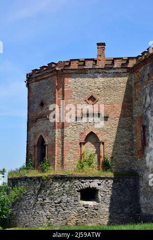 Citadelle médiévale en brique à plusieurs niveaux avec des échappatoires et des remparts Banque D'Images