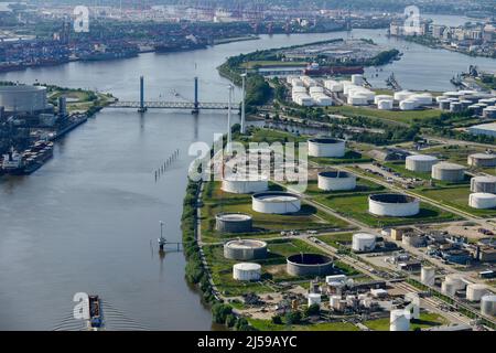 ALLEMAGNE, Hambourg, raffinerie Shell, éoliennes, réservoirs d'huile d'Oiltanking / DEUTSCHLAND, Hamburger Hafen, Süderelbe, Enercon Windräder und Öltanks auf dem Shell Raffinerie Gelände und Öltanks der Firma Oiltanking, Links Vattenfall Kohleftwerk Moorburg, Schiff mit le Kohwientr laden Banque D'Images