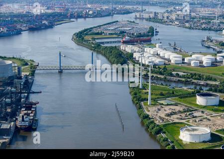 ALLEMAGNE, Hambourg, Windturbines et réservoirs d'huile d'Oiltanking / DEUTSCHLAND, Hamburger Hafen, Süderelbe, Enercon Windräder auf dem Shell Gelände und Öltanks der Firma Oiltanking, Liens Vattenfall Kohlekraftwerk Moorburg, Schiff mit Kohle wir enchargé Banque D'Images