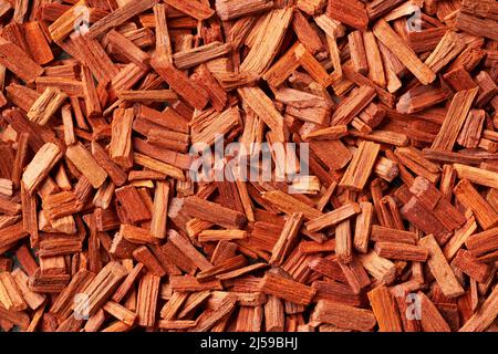Gros plan de chips de bois de santal rouge - ingrédient pour les huiles d'aromathérapie Banque D'Images