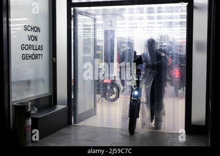 Allemagne, Hambourg, dépôt de la compagnie alimentaire et de livraison à domicile Gorillas, qui est commandé en ligne et fourni par le service de coursier de vélo aux clients à la maison Banque D'Images