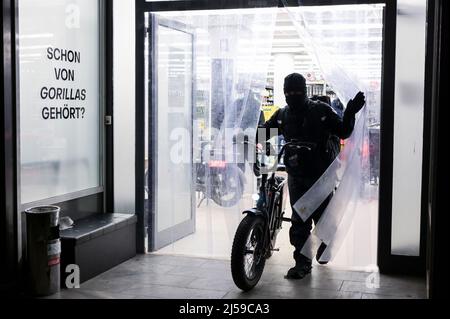 Allemagne, Hambourg, dépôt de la compagnie alimentaire et de livraison à domicile Gorillas, qui est commandé en ligne et fourni par le service de coursier de vélo aux clients à la maison Banque D'Images