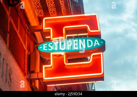 Estupenda café Bar avec décoration sur le thème de Twin Peaks et enseigne au néon. Malasana, Madrid, Espagne Banque D'Images
