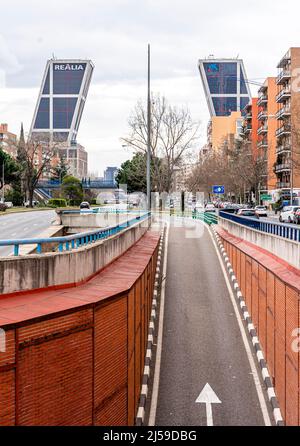 Tunnel en cours menant à la porte de l'Europe - bâtiments emblématiques à double tour de bureaux ouverts en 1996, Madrid, Espagne Banque D'Images