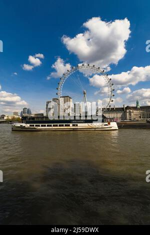 Vue depuis le Victoria Embankment, Londres, Angleterre, en regardant vers le London Eye en arrière-plan Banque D'Images