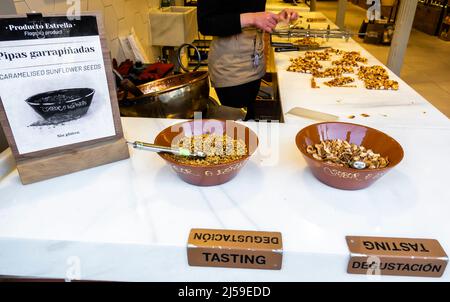 Sabor a España, pipas dégustation échantillons sur présentation dans la fenêtre de magasin. Grenade, Espagne Banque D'Images