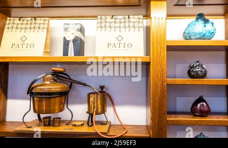 Exponats du Musée du patio de los Perfumes à Grenade, Espagne. Musée historique et boutique de parfums en Andalousie. Tasses et appareils Banque D'Images