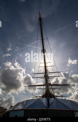 Vue imprenable sur l'attraction touristique Cutty Sark à Greenwich, dans le sud de Londres, en Angleterre. Soleil brillant à travers le mât Banque D'Images