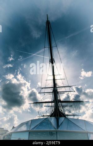 Vue imprenable sur l'attraction touristique Cutty Sark à Greenwich, dans le sud de Londres, en Angleterre. Soleil brillant à travers le mât Banque D'Images