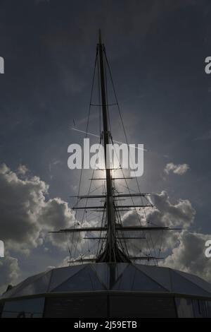 Vue imprenable sur l'attraction touristique Cutty Sark à Greenwich, dans le sud de Londres, en Angleterre. Soleil brillant à travers le mât Banque D'Images