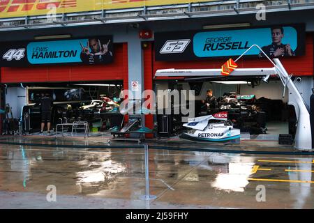 Imola, Italie. 21st avril 2022. Garage de Mercedes-AMG Petronas F1 Team, Grand Prix d'Emilia Romagna F1 à Autodromo Enzo e Dino Ferrari le 21 avril 2022 à Imola, Italie. (Photo par HIGH TWO) Credit: dpa/Alay Live News Banque D'Images