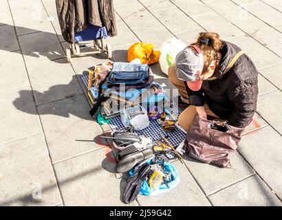 Un seul vendeur vendant de vieilles chaussures au marché aux puces et de rue à Embajadores. El Rastro, marché aux puces ouvert le dimanche à Madrid, Espagne Banque D'Images