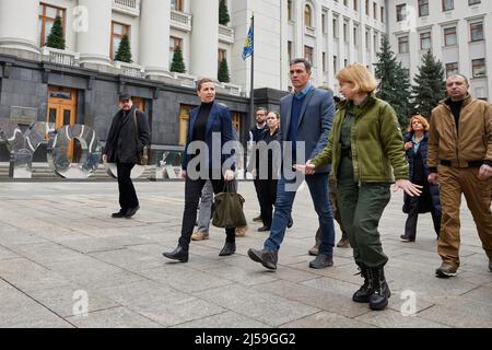 Kiev, Ukraine. 21st avril 2022. Le vice-ministre ukrainien de la Défense, Hanna Maliar, à droite, escorte le Premier ministre espagnol Pedro Sanchez, au centre, et le Premier ministre danois, Mette Frederiksen, à gauche, à une réunion trilatérale avec le président ukrainien, Volodymyr Zelenskyy, le 21 avril 2022 à Kiev, en Ukraine. Le groupe a discuté de la fourniture d'armes lourdes pour aider l'Ukraine à contrer l'invasion russe. Credit: Présidence de l'Ukraine/Présidence de l'Ukraine/Alamy Live News Banque D'Images