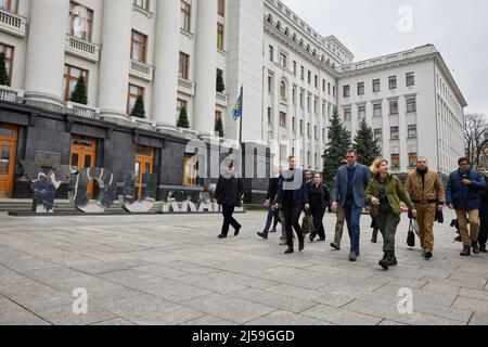 Kiev, Ukraine. 21st avril 2022. Le vice-ministre ukrainien de la Défense, Hanna Maliar, à droite, escorte le Premier ministre espagnol Pedro Sanchez, au centre, et le Premier ministre danois, Mette Frederiksen, à gauche, à une réunion trilatérale avec le président ukrainien, Volodymyr Zelenskyy, le 21 avril 2022 à Kiev, en Ukraine. Le groupe a discuté de la fourniture d'armes lourdes pour aider l'Ukraine à contrer l'invasion russe. Credit: Présidence de l'Ukraine/Présidence de l'Ukraine/Alamy Live News Banque D'Images