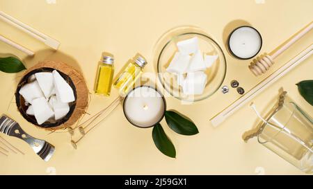 Kit pour bougies de cire de noix de coco naturelles maison écologique, mèche, parfum, huile aromatique. Bougie faire des ustensiles.bricolage branché bougies à la santé Banque D'Images