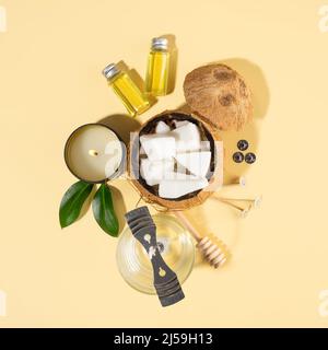 Kit pour bougies de cire de noix de coco naturelles maison écologique, mèche, parfum, huile aromatique. Bougie faire des ustensiles.bricolage branché bougies à la santé sur le dos beige Banque D'Images