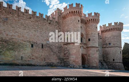 Le Palais du Grand Maître des Chevaliers de Rhodes dans la ville médiévale de Rhodes, Grèce. Banque D'Images