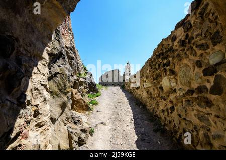Murs en pierre à la Citadelle de Rupea (Cetatea Rupea) après rénovation dans le comté de Brasov, dans la partie sud de la région de Transylvanie (Transilvania), Romani Banque D'Images