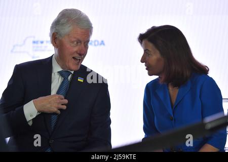 L'ancien président américain Bill Clinton et le gouverneur de New York Kathy Hochul assistent à une conférence de presse pour annoncer la publication du nouvel Empire Building Banque D'Images