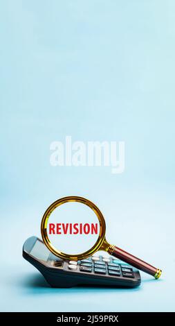 Loupe avec le mot RÉVISION. Texte écrit par mot Revis Banque D'Images