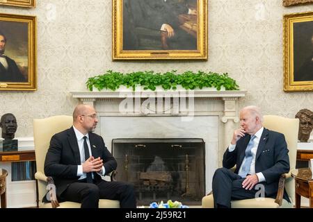 Washington, États-Unis d'Amérique. 21st avril 2022. Washington, États-Unis d'Amérique. 21 avril 2022. Le président américain Joe Biden rencontre le Premier ministre ukrainien Denys Shmyhal, à gauche, dans le bureau ovale de la Maison Blanche le 21 février 2022 à Washington, DC crédit: Adam Schultz/White House photo/Alay Live News Banque D'Images