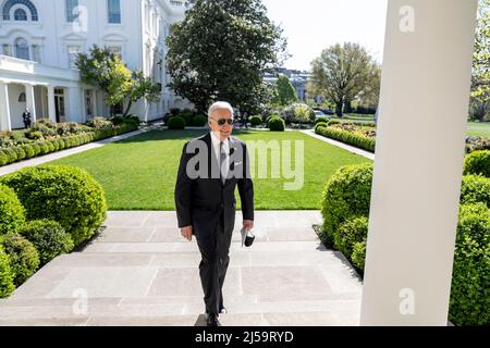 Washington DC, États-Unis. 21st avril 2022. Washington, États-Unis d'Amérique. 21 avril 2022. Le président américain Joe Biden part du Rose Gardent pour rejoindre le bureau ovale de la Maison Blanche le 21 février 2022 à Washington, DC Credit: Adam Schultz/White House photo/Alay Live News Banque D'Images