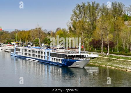 Breisach, Allemagne - avril 2022 : bateau de croisière sur la rivière amarré près du centre-ville. Le navire est exploité par des croisières sur la rivière TUI. Banque D'Images