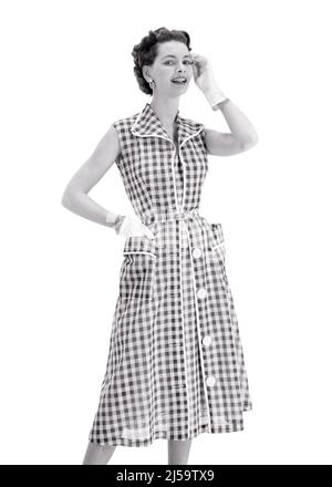 1950S BRUNETTE FEMME MODÈLE PORTANT CARREAUX SANS MANCHES ROBE SHIRTWAIST GRANDES POCHES GANTS BLANCS SOURIANT REGARDER L'APPAREIL PHOTO - F3870 CRR001 HARS FEMMES PERSONNES B&W OEIL CONTACT BRUNETTE STYLES GAIS POSTES VÉRIFIÉS POSE SOURIRES SHIRTWAIST JOYFUL STYLISÉ MODELER MODE MODÉLISATION POSER JEUNE FEMME NOIR ET BLANC VIEUX SANS MANCHES Banque D'Images