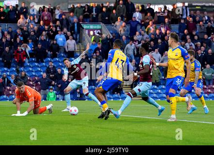 Le Wout Weghorst de Burnley (deuxième à gauche) réagit après que son tir est bloqué par le gardien de but de Southampton, Fraser Forster, lors du match de la Premier League à Turf Moor, à Burnley. Date de la photo : jeudi 21 avril 2022. Banque D'Images