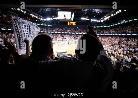 les supporters applaudissent lors d'un match de basket-ball Banque D'Images