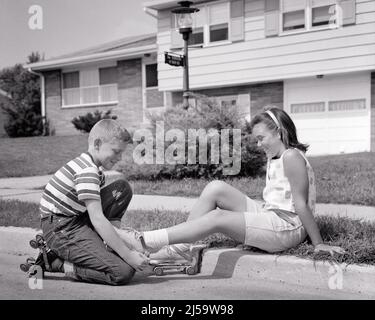 1960S SŒUR SOURIANTE DE LA JEUNE FILLE ASSISE SUR LE TROTTOIR DEVANT LE FRÈRE DE LA MAISON SUBURBAINE L'AIDANT À METTRE SUR LA RUE PATINS À ROULETTES - J11417 HAR001 HARS 1 FITNESS JUVÉNILE AMI EN BONNE SANTÉ ATHLÈTE HEUREUX JOIE DE VIVRE FILLES FRÈRES MAISON VIE COPIE ESPACE AMITIÉ PERSONNES PLEINE LONGUEUR HOMMES ATHLÉTIQUE FRÈRES ET SŒURS B&W GRAND ANGLE METTRE ACTIVITÉ PHYSIQUE GAI FORCE RÉCRÉATION SOEUR SOURIRES CONCEPTUELS FLEXIBILITÉ SYMPATHIQUE MUSCLES JOYEUX TROTTOIR DEVANT AIDER LES JEUNES AVANT-ADOLESCENTS PRÉ-ADOLESCENTS GARÇON PRÉ-ADOLESCENTS FILLES PATINS À ROULETTES SERRER NOIR ET RACE BLANCHE HAR001 ANCIENNE Banque D'Images