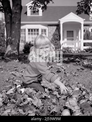 1960S PETITE FILLE BLONDE SOURIANTE REGARDANT LA CAMÉRA RAMASSER DES POMMES DU SOL AU MILIEU DES FEUILLES D'AUTOMNE DANS LA COUR - J11526 HAR001 HARS STYLE DE VIE FEMMES MAISONS MAISON VIE NATURE COPIE ESPACE SOL DEMI-LONGUEUR RÉSIDENTIEL POMMES BÂTIMENTS EXPRESSIONS B&W EYE CONTACT BONHEUR TÊTE ET ÉPAULES JOYEUSE LOISIRS AUTOMNE SAISON VERS LE HAUT MAISONS SOURIRES CONCEPTUEL RÉSIDENCE JEUNE JOYEUSE AU MILIEU DE NOIR AUTOMNAL ET FEUILLAGE D'AUTOMNE BLANC DE RACE BLANCHE HAR001 À L'ANCIENNE Banque D'Images