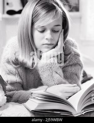 1960S ADOLESCENTE LISANT UN LIVRE PORTANT UN CHANDAIL MOHAIR FOCALISÉ SE CONCENTRANT SA TÊTE REPOSANT DANS SA MAIN ÉTUDIANT LES DEVOIRS - J11657 HAR001 HARS COMMUNICATION BLONDE JEUNE ADULTE INFORMATION MYSTÈRE JOIE STYLE DE VIE FEMMES MAISON INSPIRATION ADOLESCENTE FILLE SÉRÉNITÉ DIVERTISSEMENT B&W REPOS OBJECTIFS ÉCOLES RÊVES BONHEUR TÊTE ET ÉPAULES DÉCOUVERTE LOISIRS UNIVERSITÉS EXCITATION SAVOIR FAIBLE ANGLE PROGRÈS RÉCRÉATION FIERTÉ LYCÉE LYCÉES ENSEIGNEMENT SUPÉRIEUR CONCEPTUEL ÉCHAPPER IMAGINATION ÉLÉGANT COLLÈGE ADOLESCENTS FOCALISÉ CROISSANCE IDÉES JEUNES DÉTENTE JEUNE FEMME ADULTE Banque D'Images