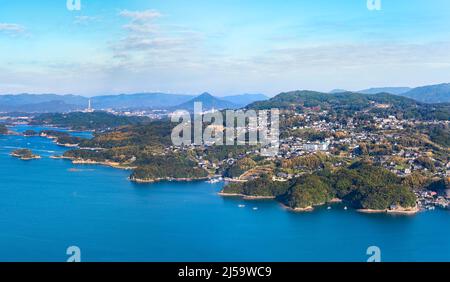 kyushu, japon - décembre 09 2021 : vue panoramique d'un paysage marin de Sasebo appelé Kujūkushima signifiant 99 îles célèbres pour sa côte à dents de scie avec Banque D'Images
