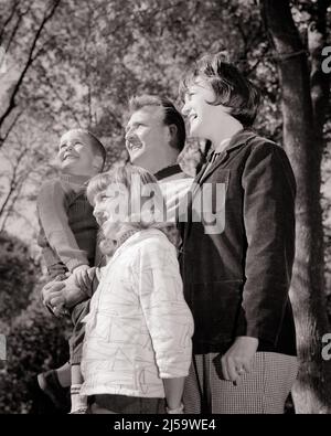 1960S PORTRAIT DE LA FAMILLE MÈRE PÈRE DEUX ENFANTS GARÇON ET FILLE À L'EXTÉRIEUR EN AUTOMNE TOUS REGARDANT HORS VUE DE CAMÉRA - J11869 HAR001 HARS MARI DAD ARBRES QUATRE EXERCICE AUTOMNE OFF MOM NOSTALGIQUE ACTIF AUTOMNE PAIRE 4 MÈRES RANDONNÉE VIEUX TEMPS OCCUPÉ NOSTALGIE FRÈRE VIEILLE MODE SOEUR 1 FITNESS JUVÉNILE WOODS COMMUNICATION ÉQUILIBRE SAIN TRAVAIL D'ÉQUIPE FILS HEUREUX FAMILLES JOIE STYLE DE VIE FEMMES FRÈRES MARIÉS CONJOINT RURAL ÉPOUX COPIE ESPACE FEMMES DEMI-LONGUEUR FILLES PERSONNES S'OCCUPANT HOMMES FRÈRES ET SŒURS SPIRITUALITÉ CONFIANCE SŒURS PÈRES B&W. PARTENAIRE ACTIVITÉ BONHEUR PHYSIQUE JOYEUSE AVENTURE DÉCOUVERTE Banque D'Images