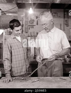 1950S 1960S PETIT-FILS ADOLESCENT EN ATELIER AVEC SON GRAND-PÈRE, UN HOMME ÂGÉ, DISCUTANT D'UN PRÉLÈVEMENT RACÉ GREFFÉ POUR LE JARDIN - J11750 HAR001 HARS COMMUNICATION JUVÉNILE TRAVAIL D'ÉQUIPE INFORMATION GRAND-PÈRE RELAXANT GRANDS-PARENTS JOIE STYLE DE VIE ANCIEN GRAND-PARENT MONTRANT LA VIE RURALE À LA MAISON NATURE COPIER ESPACE AMITIÉ DEMI-LONGUEUR PERSONNES INSPIRATION HOMMES ADOLESCENT GARÇON SENIOR HOMME SENIOR ADULTE AGRICULTURE B&W OBJECTIFS RÉUSSITE COMPÉTENCE ACTIVITÉ DIVERTISSEMENT BONHEUR VIEILLESSE OLDSTERS OLDSTER DISCUTANT DE SON INTÉRÊT PASSE-TEMPS PASSE-TEMPS SAVOIR LOISIRS PASSE-TEMPS INNOVATION FIERTÉ PLAISIR A DANS L'AUTORITÉ ANCIENS Banque D'Images