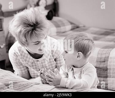 1960S LA MÈRE AIDANT LE PETIT GARÇON À DIRE SES PRIÈRES DE NUIT AU CHEVET - J12285 HAR001 PERSONNES HARS INSPIRATION HOMMES BIENVEILLANTS SPIRITUALITÉ CHRÉTIENNE B&W BONHEUR TÊTE ET ÉPAULES GRAND ANGLE SON CHRISTIANISME RELIGIEUX PRIER AU CHEVET DES PRIÈRES DIRE FOI FIDÈLE CROISSANCE JEUNES MAMAN NUIT LA CONVIVIALITÉ SPIRITUELLE JEUNE FEMME ADULTE CROYANCE NOIR ET BLANC RACE BLANCHE HAR001 INSPIRATION ANCIENNE Banque D'Images