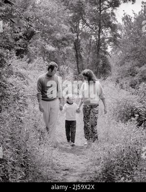 1970S FAMILLE DE TROIS MÈRES, PÈRE ET JEUNE FILLE MARCHANT SUR LE SENTIER DES BOIS AVEC DE L'HERBE ET DES MAUVAISES HERBES MAINS - J12946 HAR001 HARS VÊTEMENTS NOSTALGIQUE COUPLE ACTIF MÈRES RANDONNÉE GRAND TEMPS NOSTALGIE VIEILLE MODE 1 STYLE JUVÉNILE JEUNES ADULTES TRAVAIL D'ÉQUIPE FAMILLES MODE DE VIE FEMMES ÉPOUSES RURALES ÉPOUX SAINTETÉ VIE NATURE COPIE ESPACE AMITIÉ FEMMES FILLES PERSONNES HOMMES PÈRES B&W PARTENAIRE ACTIVITÉ D'ÉTÉ CHEMIN BONHEUR LOISIRS ET DADS RÉCRÉATION TENUE DE MAINS CONNEXION SOUTIEN MAUVAISES HERBES CROISSANCE JUVÉNILES LA SAISON DE LA MAMANS TOGETHNESS ÉPOUSES WOODLAND Banque D'Images