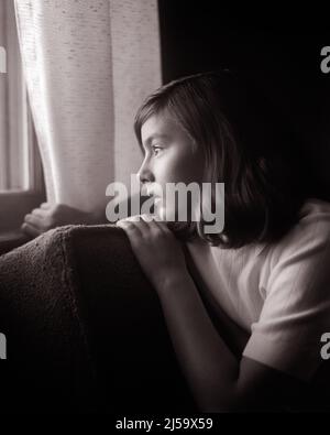 1960S GRAVE DSA ADOLESCENTE ASSISE DANS UNE PIÈCE SOMBRE TENANT LE RIDEAU ARRIÈRE REGARDANT HORS DE LA FENÊTRE AVEC ANTICIPATION - J12989 HAR001 HARS SÉCURITÉ SOUCI MYSTÈRE STYLE DE VIE FEMMES MOODY MAISON VIE COPIE ESPACE PERSONNES RÉFLÉCHIES RISQUE NERVEUX ADOLESCENTE TROUBLÉE B&W INQUIET TRISTESSE OBJECTIFS ANXIÉTÉ PROTECTION TÊTE ET ÉPAULES DÉSESPOIR ANTICIPATION HUMEUR SANTÉ MENTALE GLUM ÉCHAPPER ADOLESCENT SINCÈRE TENSION SOLENNELLE JEUNES CONCENTRÉS INTENSE MISÉRABLE NOIR ET BLANC ATTENTION RACE BLANCHE SÉRIEUX HAR001 INTENTION MALADIE MENTALE DÉMODÉE Banque D'Images