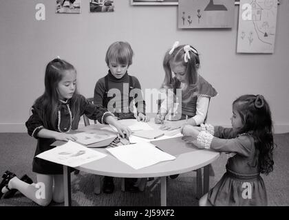 1970S 4 ENFANTS 1 GARÇONS ET 3 FILLES S'AGENOUILLENT AUTOUR D'UNE TABLE BASSE COLORIAGE DESSIN FAIRE L'ART - J13439 HAR001 HARS TRAVAIL D'ÉQUIPE JOIE STYLE DE VIE FEMMES FRÈRES COPIER ESPACE AMITIÉ DEMI-LONGUEUR PERSONNES HOMMES FRÈRES SŒURS B&W AGENOUILLEMENT BONHEUR PRÉSCOLAIRE MATERNELLE HAUTE ANGLE ET SAVOIR LEADERSHIP RÉCRÉATION SIBLING CRAIES CRAYONS AVANT L'ÉCOLE STYLE CRÉATIVITÉ CROISSANCE JEUNES FAIBLE TOGETHERNESS NOIR ET BLANC CAUCASIEN COULEUR ETHNIQUE HAR001 DÉMODÉE Banque D'Images