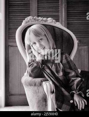 1960S PORTRAIT D'UNE JEUNE FILLE BLONDE SOURIANTE QUI SE POSE LA TÊTE DANS LA MAIN ET REGARDE LA CAMÉRA ASSISE DANS LA CHAISE PROVINCIALE FRANÇAISE - J13592 HAR001 FEMMES HARS STYLE DE VIE GAGNANT STUDIO TOURNÉ MAISON VIE COPIE ESPACE DEMI-LONGUEUR CONFIANCE EXPRESSIONS B&W REPOS CONTACT OCULAIRE BONHEUR BRILLANT GAI FIERTÉ SOURIRES CONCEPTUEL JOYFUL PROVINCIAL ÉLÉGANT CHARME JEUNE CROISSANCE NOIR ET BLANC CAUCASIEN ETHNICITÉ HAR001 VIEUX MODE Banque D'Images