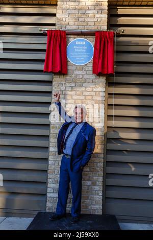 Hammersmith, Londres, Royaume-Uni. 21st avril, 2022.TEMPS LORDS EN TÊTE DE LA POPS: Une célébration de la télévision de la BBC faite à Riverside Studios. Dr Who acteur, Frazer Hines, marquant cent ans de la British Broadcasting Corporation. L'exposition photographique "Time Lords to Top of the POPS: A Celebration of BBC Television Made at Riverside Studios" sera ouverte du 21st avril au 24th juillet 2022. Amanda Rose/Alamy Live News Banque D'Images