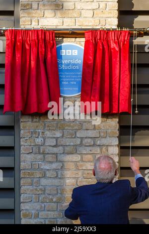 Hammersmith, Londres, Royaume-Uni. 21st avril, 2022.TEMPS LORDS EN TÊTE DE LA POPS: Une célébration de la télévision de la BBC faite à Riverside Studios. Bob Harris dévoile une plaque bleue qui marque cent ans de British Broadcasting Corporation. L'exposition photographique "Time Lords to Top of the POPS: A Celebration of BBC Television Made at Riverside Studios" sera ouverte du 21st avril au 24th juillet 2022. Amanda Rose/Alamy Live News Banque D'Images