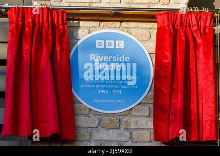 Hammersmith, Londres, Royaume-Uni. 21st avril, 2022.TEMPS LORDS EN TÊTE DE LA POPS: Une célébration de la télévision de la BBC faite à Riverside Studios. Marquant cent ans de la British Broadcasting Corporation et soixante-cinq ans depuis l'ouverture des studios de télévision BBC Riverside par la reine Elizabeth la reine mère, l'exposition célèbre la longue et illustre histoire de la production télévisée de la BBC aux studios Riverside. L'exposition photographique "Time Lords to Top of the POPS: A Celebration of BBC Television Made at Riverside Studios" sera ouverte du 21st avril au 24th juillet 2022. Amanda Rose Banque D'Images