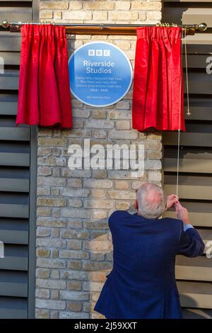 Hammersmith, Londres, Royaume-Uni. 21st avril, 2022.TEMPS LORDS EN TÊTE DE LA POPS: Une célébration de la télévision de la BBC faite à Riverside Studios. Bob Harris dévoile une plaque bleue qui marque cent ans de British Broadcasting Corporation. L'exposition photographique "Time Lords to Top of the POPS: A Celebration of BBC Television Made at Riverside Studios" sera ouverte du 21st avril au 24th juillet 2022. Amanda Rose/Alamy Live News Banque D'Images