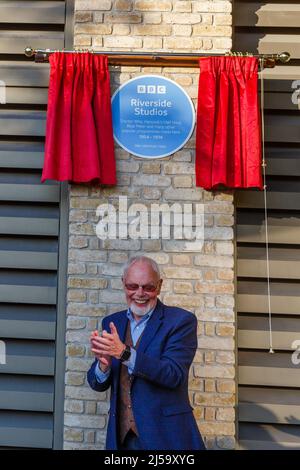 Hammersmith, Londres, Royaume-Uni. 21st avril, 2022.TEMPS LORDS EN TÊTE DE LA POPS: Une célébration de la télévision de la BBC faite à Riverside Studios. Bob Harris dévoile une plaque bleue qui marque cent ans de British Broadcasting Corporation. L'exposition photographique "Time Lords to Top of the POPS: A Celebration of BBC Television Made at Riverside Studios" sera ouverte du 21st avril au 24th juillet 2022. Amanda Rose/Alamy Live News Banque D'Images